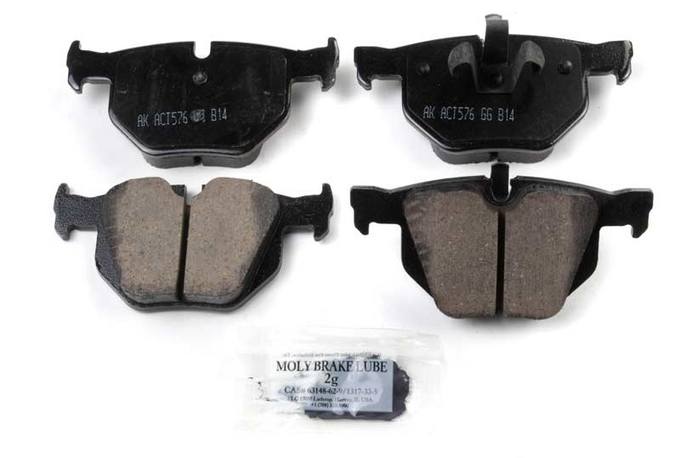 BMW Disc Brake Pad Set – Rear (Ceramic) (EURO) 34216790762 – Akebono Euro Ultra-Premium EUR1170