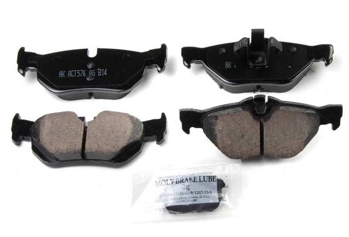 BMW Disc Brake Pad Set – Rear (Ceramic) (EURO) 34216790761 – Akebono Euro Ultra-Premium EUR1267