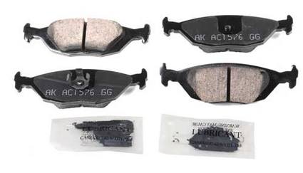 SAAB Disc Brake Pad Set – Rear 32017602 – Akebono Euro Ultra-Premium EUR322