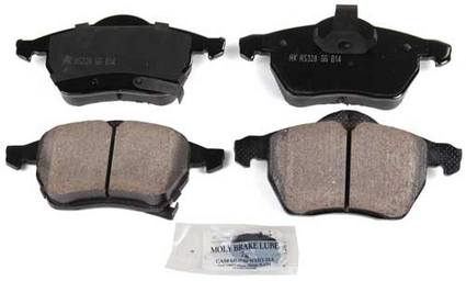 SAAB Disc Brake Pad Set – Front 5533518 – Akebono Euro Ultra-Premium EUR819