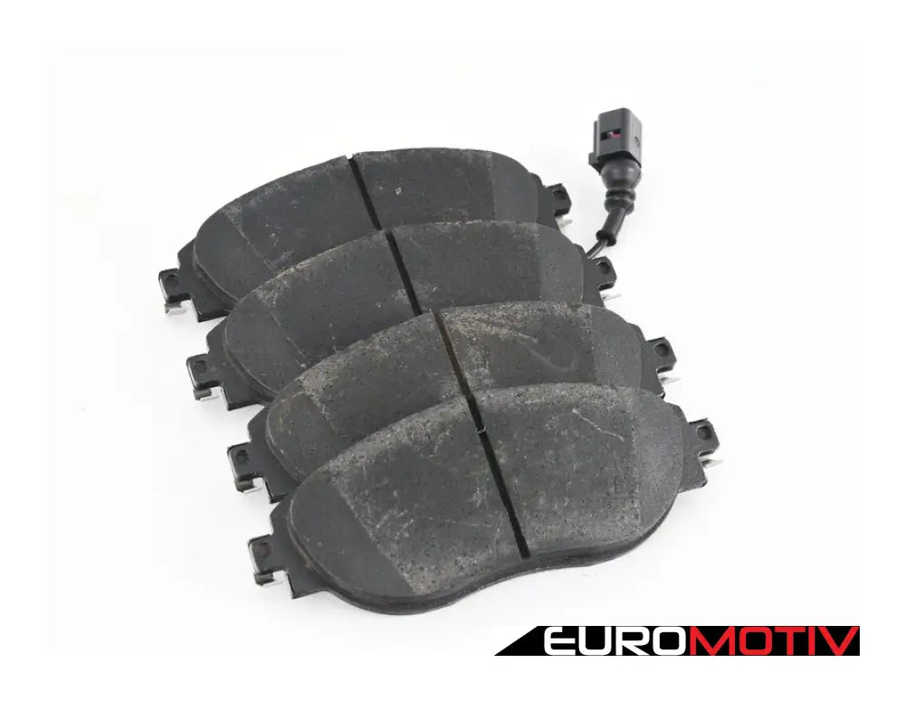 Low-Metallic Front Brake Pad Set