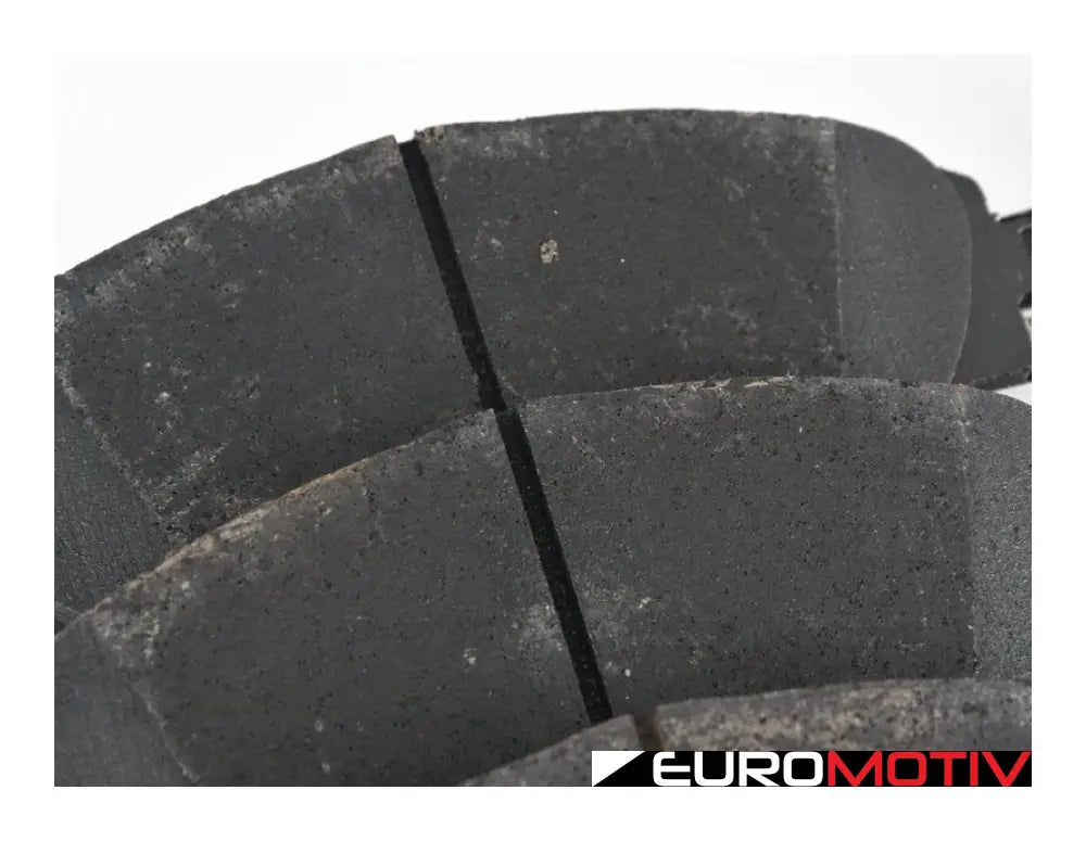 Low-Metallic Front Brake Pad Set